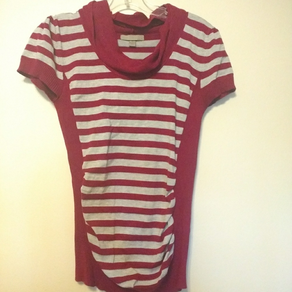Knit magenta and gray short sleeve top